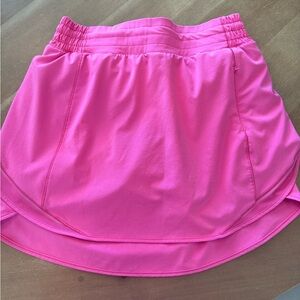 Lululemon pink size 6 hotty hot tennis skirt regular length. Great condition.